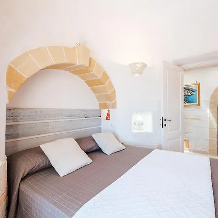 White Stone House 6&1, Emma Ostuni