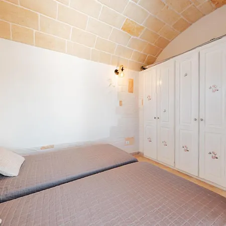 White Stone House 6&1, Emma