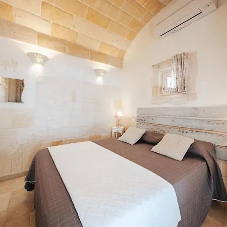 White Stone House 6&1, Emma Ostuni