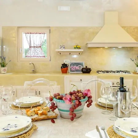 White Stone House 6&1, Emma Ostuni
