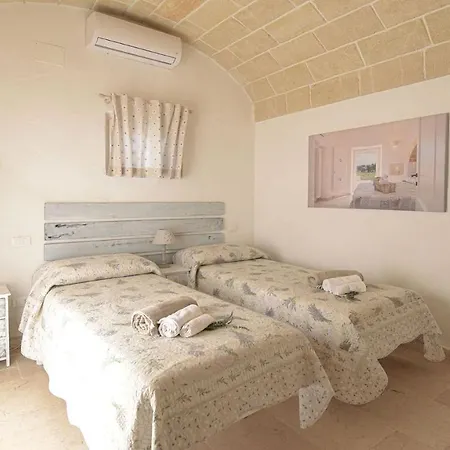 White Stone House 6&1, Emma Ostuni