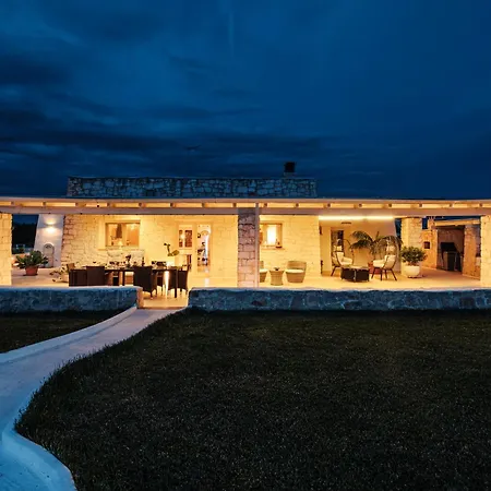 White Stone House 6&1, Emma Villa *